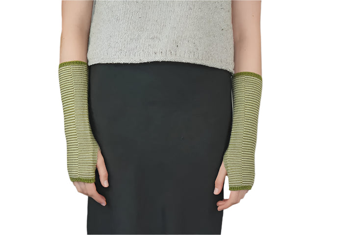 Punakaiki Wrist Warmers in Merino
